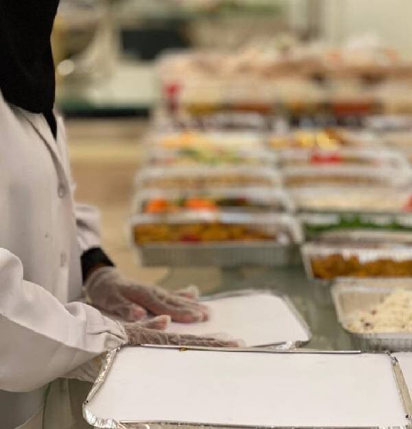 توزيع وجبات إفطار صائم في الكويت ٦٦٠٦٨٧٧٣: نكهة الخير في شهر رمضان